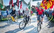 Die Thurgauer Regierungspräsidentin Cornelia Komposch, Bundesrat Ueli Maurer und der ehemalige Radprofi Daniel Markwalder fahren mit dem Velo ans Fest. (Bild: Andrea Stalder)