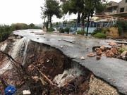 Sturm «Sorbas» hat in Griechenland Schäden hinterlassen. Auf der Insel Euböa werden zudem drei Menschen vermisst. (Bild: KEYSTONE/EPA ANA-MPA/GEORGE PALAMIOTIS)