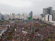 In Brasilien sind am Samstag (Ortszeit) in zahlreichen Städten tausende Menschen gegen den Präsidentschaftskandidaten Jair Bolsonaro auf die Strasse gegangen. (Bild: KEYSTONE/EPA EFE/MARCELO CHELLO)