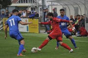 Bazenheids Co-Trainer Edi Coutinho (rot) kam wegen Personalknappheit gegen den FC Rüti auf der linken Aussenbahn zum Einsatz, ehe auch er verletzt ausscheiden musste. (Bild: Urs Nobel)