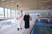 Urs Stierli (links) und Jürg Rother segneten das Bad. (Bild: Jakob Ineichen (Oberägeri, 29. September 2018))