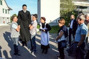 Bevor Pfarrer Johann Traber durch den Trail führen kann, muss er erst zum Leben erweckt werden. (Bilder: Christoph Heer)