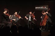 Das Eröffnungskonzert in der Kantiaula mit dem Kaleidoscope String Quartet: Simon Heggendorn (Violine), Ronny Spiegel (Violine), David Schnee (Viola) und Sebastian Braun (Violincello). (Bild: Chris Marty/frauenfeld-events.ch)