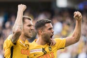 YBs Leonardo Bertone (rechts) jubelt mit Passgeber Thorsten Schick über das 6:1 gegen den FC Basel am Sonntag in Bern. (Bild: Keystone/Alessandro della Valle)