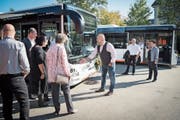 Die neuen Busse sind mit 18,75 Metern fast einen Meter länger als die alten, wie ein Chauffeur den Gästen erklärt. (Bild: Ralph Ribi)