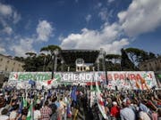 Unter dem Motto «Für ein Italien ohne Angst» demonstrierten 50'000 Menschen in Rom gegen die Regierung. (Bild: KEYSTONE/EPA ANSA/GIUSEPPE LAMI)