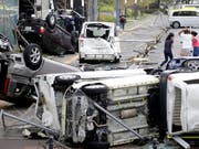 Überschlagene Fahrzeuge in Osaka: Der Taifun «Jebi» hinterlässt in Japan grosse Verwüstung. (Bild: KEYSTONE/AP Kyodo News/KOTA ENDO)