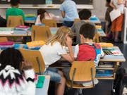 Kinder sollen über ihre Rechte bezüglich des Klimawandels Bescheid wissen. Das internationale Institut für Kinderrechte (IDE) hat dafür neue Unterrichtsmaterialien herausgegeben. (Bild: KEYSTONE/CHRISTIAN BEUTLER)