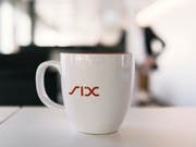 Zurücklehnen und Kaffeetrinken liegt nicht drin: Die Finanzinfrastrukturdienstleisterin SIX befindet sich mitten in einem Umbau. Trotz Rekordumsatzes hat sie einen Gewinntaucher in Kauf nehmen müssen. (Bild: KEYSTONE/CHRISTIAN BEUTLER)