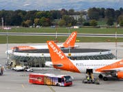 Die Preise für Flugreisen waren im August rückläufig, dagegen stiegen jene für Kleider und Schuhe an, ebenso die Wohnungsmieten. Insgesamt resultierte ein stabiles Preisniveau. (Bild: KEYSTONE/MARTIAL TREZZINI)
