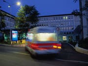 14 Prozent aller Schweizer nahmen 2016 die Notfallstation eines Akutspitals in Anspruch. Häufiger im Notfall heisst aber nicht unbedingt seltener in der Arztpraxis, wie eine neue Studie des Bundes belegt. (Bild: Martin Rütschi/Keystone)