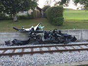 Im Kanton Freiburg sind bei einer Kollision eines Fahrzeugs mit einem Zug drei Personen verletzt worden. (Bild: PD Kantonspolizei Freiburg)