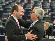 Der Deutsche Manfred Weber (links) will laut Medienmeldungen EU-Kommissionspräsidenten Jean-Claude Juncker (rechts) in seinem Amt beerben. (Bild: KEYSTONE/EPA/PATRICK SEEGER)