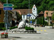 Velofahrer sollen in einem Kreisel in der Mitte fahren, um die Unfallgefahr zu minimieren. Darauf machen VCS und Pro Velo aufmerksam. (Bild: KEYSTONE/SIGI TISCHLER)