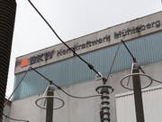 Dank des Dienstleistungsgeschäfts konnte der Stromkonzern BKW in der ersten Jahreshälfte seinen Umsatz trotz tieferer Strompreise steigern. Der Gewinn dagegen stieg nur wegen eines Einmaleffekts. (Bild: KEYSTONE/GAETAN BALLY)
