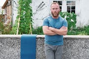 Der Fotograf Ueli Alder aus Hemberg möchte die Mauern in Krinau in einen blauen Teppich verpacken. (Bild: Corinne Bischof)