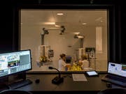 In einer simulierten Notaufnahme im Schweizer Institut für Rettungsmedizin (Sirmed) wird eine Unfallpuppe versorgt. Hinter einer Spiegelscheibe versteckt, schaut der Übungsleiter zu und steuert das Szenario. (Bild: KEYSTONE/ALEXANDRA WEY)