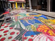 In New York ist ein ungewöhnliches Kunstobjekt auf einer Strasse in Chinatown entstanden. (Bild: KEYSTONE/AP/MARY ALTAFFER)