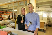 «Nägel mit Chöpf!» lautet das Leitmotiv der Gewerbeausstellung Z 19. Diana Kreis und Reto Broger sind im OK zuständig für die Akquisition der gewünschten 70 Aussteller. (Bild: Hans Suter)