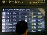 In Japan mussten am Dienstag aufgrund eines Taifuns zahlreiche Flüge gestrichen werden. (Bild: KEYSTONE/EPA/KIMIMASA MAYAMA)