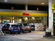 Tatort in Flums: Vor diesem Tankstellenshop attackierte der damals 17-Jährige eine Frau mit einem Beil. Nach der missglückten Flucht konnte der Lette von der Polizei verhaftet werden (Archivbild). (Bild: KEYSTONE/EDDY RISCH)
