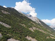 An dieser Bergflanke stürzte der 52-jährige Wingsuit-Flieger aus dem Kanton Freiburg in den Tod. (Bild: Kantonspolizei Wallis)