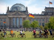 Die AfD hat die SPD in einer Umfrage in Deutschland vom zweiten Platz der Beliebtheitsskala verdrängt. (Bild: KEYSTONE/EPA/OMER MESSINGER)