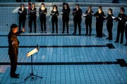Im grossen Bassin des ehemaligen städtischen Hallenbads Luzern finden regelmässig Kulturveranstaltungen statt (hier der Chor molto cantabile am Weltwassertag am 22. März 2018). Künftig soll auch der Kellerraum vermehrt genutzt werden. (Bild: Philipp Schmidli)