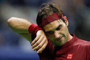 Federer litt während seinem Match besonders unter der schwülen Hitze. (Bild: EPA/JASON SZENES)