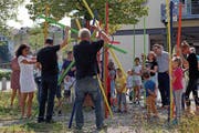 Das Dachlatten-Mikado vor der Bildschule wächst. (Bild: Dieter Langhart)