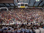 Die legendäre Eishalle Valascia bei Ambris traditioneller Team-Präsentation, die jeweils gut einen Monat vor dem Saisonstart im Programm steht (Bild: KEYSTONE/TI-PRESS/SAMUEL GOLAY)