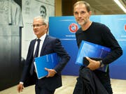 PSG-Coach Thomas Tuchel (rechts) wird in Nyon mit einigen seiner Trainerkollegen bei Giorgio Marchetti, dem stellvertretenden UEFA-Generalsekretär, vorstellig (Bild: KEYSTONE/SALVATORE DI NOLFI)