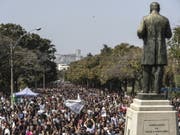 Zahlreiche Menschen haben am Montag vor der Ruine des abgebrannten Nationalmuseums in Brasilien demonstriert und den mangelnden Brandschutz kritisiert. (Bild: KEYSTONE/EPA EFE/ANTONIO LACERDA)