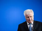 Nach langem Schweigen zu den Vorfällen in Chemnitz hat der deutsche Innenminister Seehofer voreilige Analysen kritisiert. (Bild: KEYSTONE/EPA/CLEMENS BILAN)