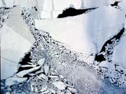 Die Luftaufnahme aus 300 Metern Höhe zeigt einjähriges Meereis in der Arktis, das unter Einfluss starker Winde aufgebrochen ist. (Bild: Konrad Steffen WSL/ETH)