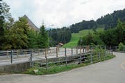 Der Fussgängerstreifen wird aufgelöst und die Kurve weitläufiger. (Bild: Martin Schneider)