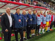 Das dänische Ersatzteam steht zur Nationalhymne stramm (Bild: KEYSTONE/EPA/TIBOR SOMOGYI)