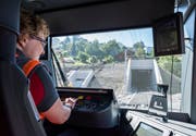 Lokführerin Carmen Sieber Wirth fährt mit dem «Tango» beim Nordportal in den Ruckhaldetunnel. Eine Minute später kommt der Zug im Riethüsli wieder heraus. (Bild: Thomas Hary/5. September 2018)