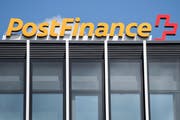 Sicht auf das Logo der Postfinance beim Postparc in Bern. (Archivbild: Peter Schneider/Keystone, Bern, 5. Juni 2018)