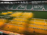 Der neu angepflanzte Rasen wächst dank Wärmelampen kräftiger. (Bild: PD)