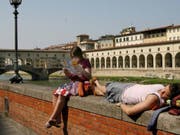 Wehe, wenn sie etwas essen: Florenz sagt Touristen, die auf Trottoirs essen und damit Geld sparen, den Kampf an. (Bild: KEYSTONE/EPA/CARLO FERRARO)
