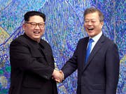 Südkoreas Präsident Moon Jae-In (rechts) hat erneut eine Delegation nach Nordkorea entsandt, um ein weiteres Gipfeltreffen mit dem nordkoreanischen Diktator Kim Jong Un (links) vorzubereiten. (Bild: KEYSTONE/AP Korea Summit Press Pool)