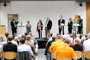Die Podiumsteilnehmer im Burgbachsaal v.l.n.r.: Rupan Sivaganesan (SP), Vroni Straub (CSP), Andrea Muff (Zuger Zeitung, Moderation), Harry Ziegler (Zuger Zeitung, Moderation), Urs Raschle (CVP), Karl Kobelt (FDP) und André Wicki (SVP). (Bild: Stefan Kaiser (Zug, 04. September 2018))