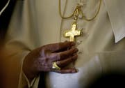 Die katholische Kirche steht wegen Missbrauchs-Vorfällen immer wieder in den Schlagzeilen - und will Gegensteuer geben. (Bild: Keystone)