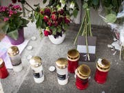 Trauerkerzen und Blumen am Tatort Bahnhof Salez SG, aufgenommen am Freitag, 19. August 2016. Ein 27-jähriger Mann hatte in einem Regionalzug mit Benzin und einem Besser zwei Frauen tödlich verletzt und weitere Opfer verletzt. Der Täter kam dabei ums Leben. (Bild: KEYSTONE/GIAN EHRENZELLER)