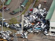 Der Taifun «Jebi» richete in Japan grosse Schäden an. Mindestens elf Menschen starben durch den Wirbelsturm. (Bild: KEYSTONE/EPA JIJI PRESS)
