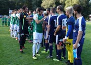Ein grosser Moment für die Amateurfussballer: Handschlag mit den Profis. (Bild: Hanspeter Thurnherr)