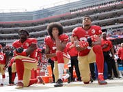   United States soccer player Colin Kaepernick (center) drew up his American anthem two years ago, drawing the wrath of US President Trump. (Photo: KEYSTONE / AP / MARCIO JOSE SANCHEZ) 