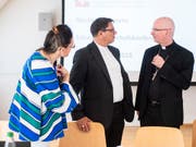 Charles Morerod, Präsident SBK, rechts, spricht mit Vizepräsident Felix Gmür an einer Medienkonferenz über die sexuellen Übergriffe im kirchlichen Umfeld, aufgenommen am Mittwoch, 5. September 2018 in St. Gallen. (Bild: KEYSTONE/ENNIO LEANZA)