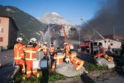 Die Löscharbeiten bei der Recycling-Firma Baldini (Bild: Urs Flüeler / Keystone, Altdorf, 5. September 2018)